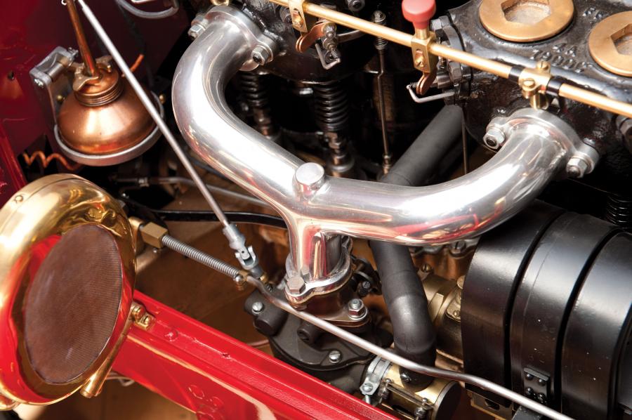 Моторный отсек Locomobile Model E Roadster 1907 года  (фото 12 из 19)